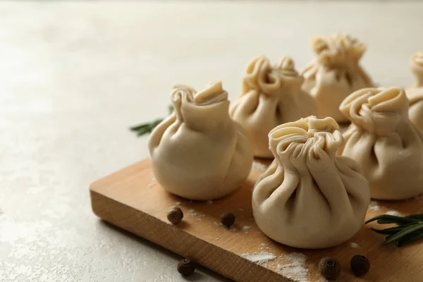 Tafel Mit Chinkali Gewürzen Und Mehl Auf Weißem Strukturiertem Hintergrund — Stockfoto