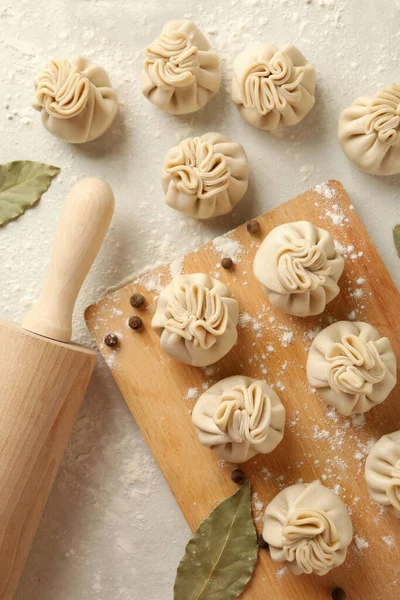 Concetto Cottura Con Khinkali Crudo Spezie Sfondo Bianco Strutturato — Foto Stock