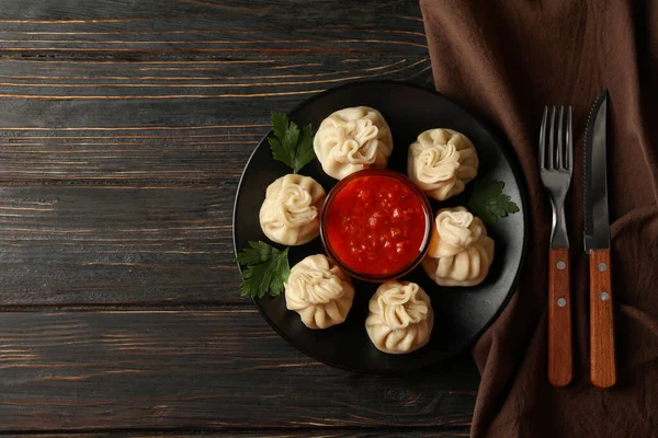 Concepto Sabroso Almuerzo Con Plato Khinkali Salsa Sobre Fondo Madera — Foto de Stock