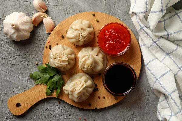 Concepto Sabroso Almuerzo Con Tabla Khinkali Sobre Fondo Gris — Foto de Stock