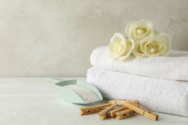 Cuillère Avec Poudre Roses Pinces Linge Serviettes Sur Table Bois — Photo