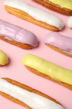 Pembe arka planda kremalı eklerlerle yatıyordu.