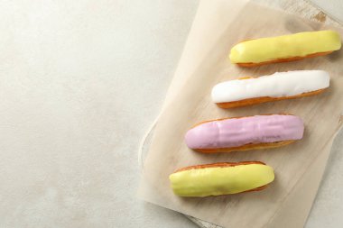 Beyaz desenli arka planda kremalı pano