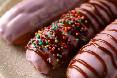 Lezzetli muhallebi ve leziz malzemeyle, yakın çekim.