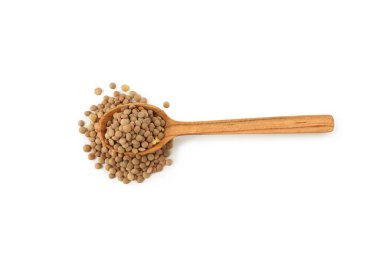 Beyaz arka planda izole edilmiş baklagillerle ahşap kaşık