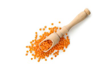 Beyaz zemin üzerinde kırmızı baklagiller ile ahşap kepçe