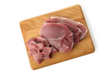 Beyaz arka planda çiğ biftek eti olan tahta