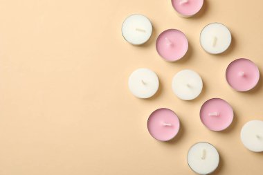 Bej arka planda rahatlamak için kokulu mumlar