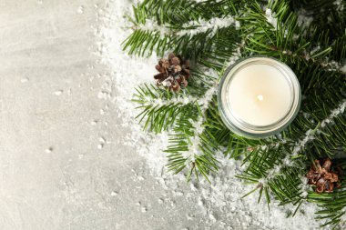 Kokulu mum, çam dalları ve kar, metin için alan