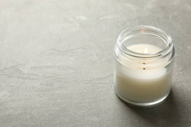Gri arka planda rahatlamak için kokulu mum