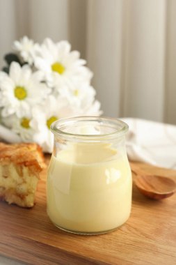 Turta ve yoğunlaştırılmış sütle birlikte, kapatın.