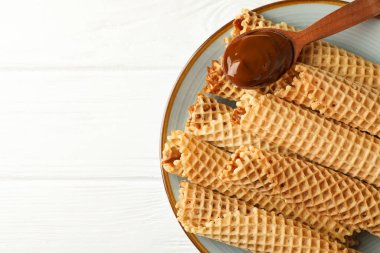 Yoğunlaştırılmış sütlü gofretli tabak, üst görünüm