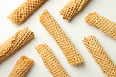 Beyaz zemin üzerinde yoğunlaştırılmış süt ile waffle ruloları, üst görünüm
