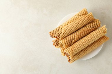 Beyaz desenli arka planda yoğunlaştırılmış sütle kaplı gofretli tabak.