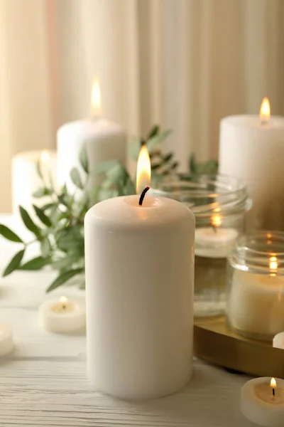 Velas Aromáticas Ardientes Para Relajarse Mesa Madera Blanca — Foto de Stock