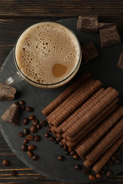 Концепция Завтрака Кофе Шоколадными Вафельными Рулонами Деревянном Фоне — стоковое фото