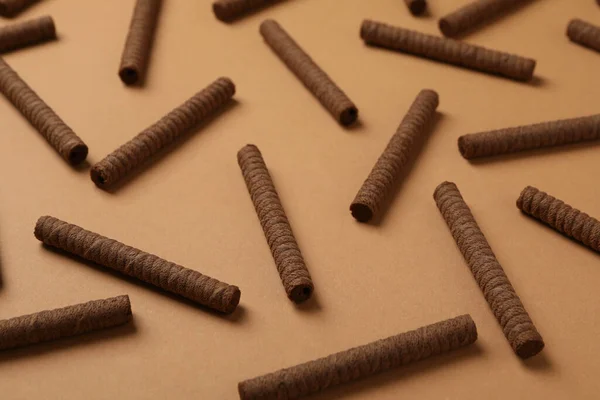 Flache Lage Mit Schokoladenwaffelrollen Auf Braunem Hintergrund — Stockfoto