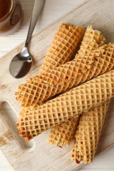 Bord Met Wafelrollen Met Gecondenseerde Melk Houten Ondergrond — Stockfoto