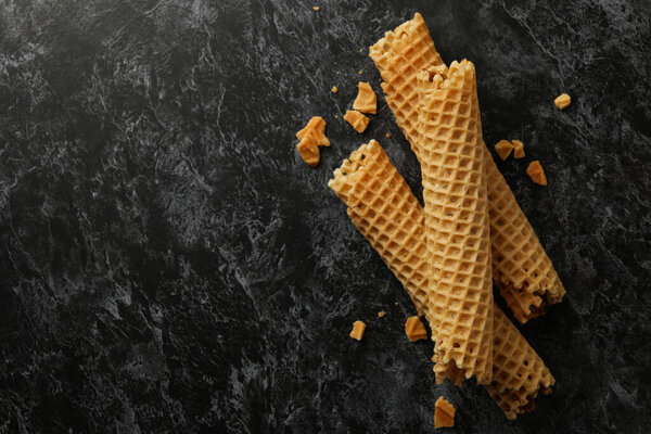 Вафельные рулоны с сгущенным молоком на черном фоне