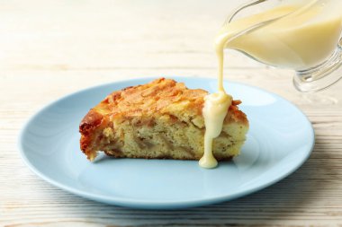 Konsantre süt, et suyu kabından pastaya dökülür.