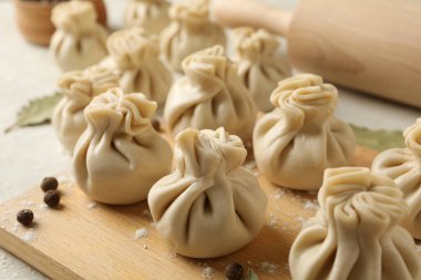 Tahtayı çiğ khinkali, biber ve unla kes, kapat.