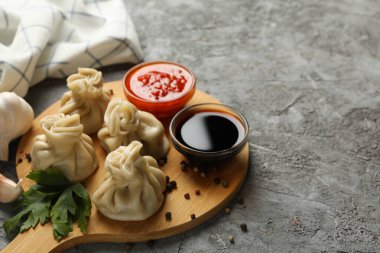 Gri arka planda Khinkali yönetim kurulu ile lezzetli öğle yemeği kavramı