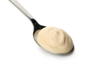 Beyaz arkaplanda izole edilmiş mayonez soslu kaşık