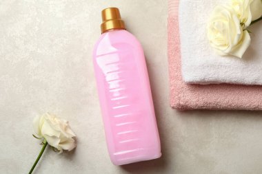 Havlu, çamaşır suyu ve açık bej desenli arka planda güller.