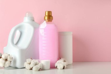 Beyaz masadaki aksesuarlar pembe arkaplana karşıdır