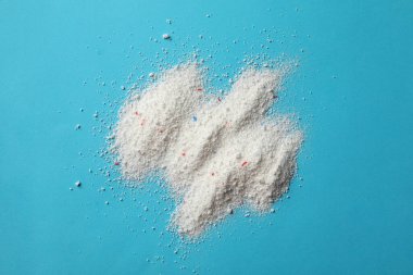 Mavi arka planda çamaşır tozu yığını, üst manzara