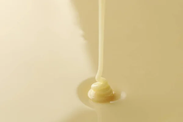 Wlewane Mleko Skondensowane Całe Tło Zbliżenie — Zdjęcie stockowe