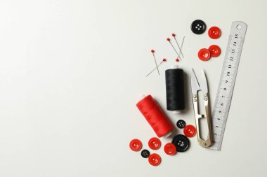 Tedarik malzemeleri beyaz arka planda, üst görünümde