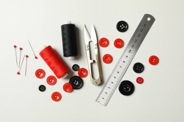 Tedarik malzemeleri beyaz arka planda, üst görünümde