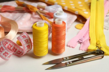 Beyaz arka planda malzeme dikmek, yakın plan.