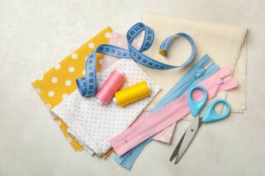 Tedarik malzemeleri beyaz arka planda, üst görünümde