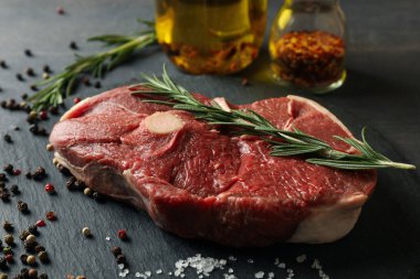 Biftek tepsisi, otlu ve baharatlı olsun.