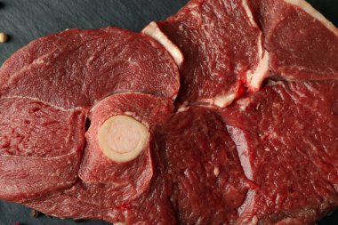 Koyu masada taze çiğ biftek, yakın çekim.