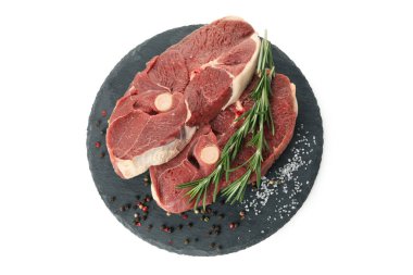 Beyaz arka planda yalıtılmış baharatlı biftek tepsisi.