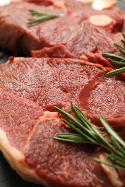 Biberiyeli taze çiğ biftek, yakın çekim.