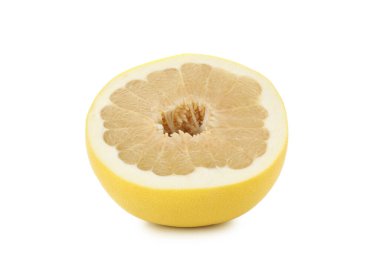 Pomelo meyvelerinin yarısı beyaz arkaplanda izole