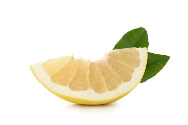 Pomelo meyve dilimi beyaz arkaplanda izole