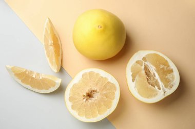 İki ton arkaplanda olgun pomelo meyvesi, üst görünüm