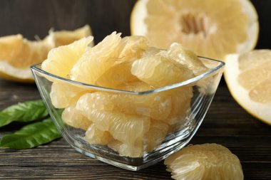 Tahta masada olgun meyve dilimleriyle kase.