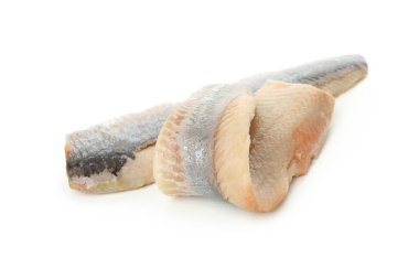 Taze ringa balığı dilimleri beyaz arka planda izole edilmiş.