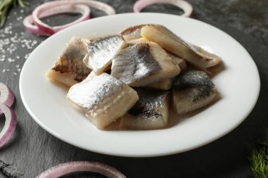 Bir tabak taze balık dilimli siyah tepsi.