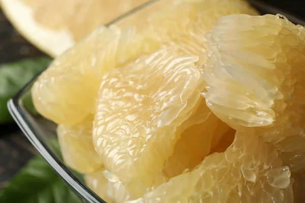 Schüssel Mit Reifen Pomelo Fruchtscheiben Nahaufnahme — Stockfoto