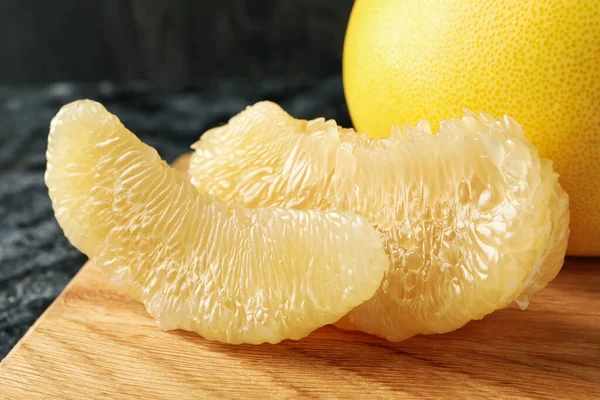 Placa Com Fruta Pomelo Madura Mesa Fumaça Preta — Fotografia de Stock