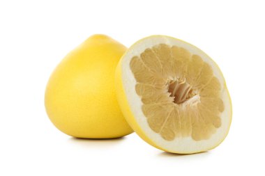 Olgun pomelo meyvesi beyaz arkaplanda izole