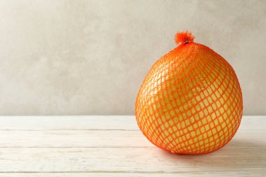 Ahşap zemin üzerinde olgun pomelo meyvesi, metin için boşluk