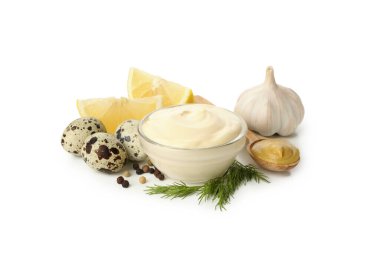 Beyaz arka planda izole edilmiş mayonez ve malzemeli kase